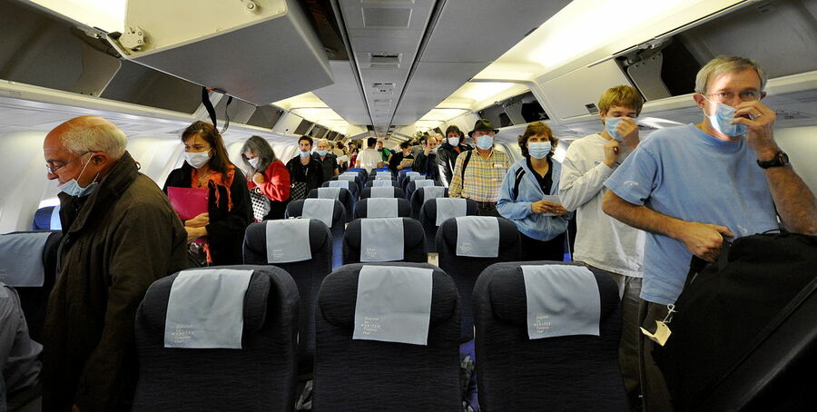 WHO在11日要求長途旅行民眾要戴口罩,以因應新變種病毒威脅。(Photo by Roger Schultz on Wikimedia Commons)