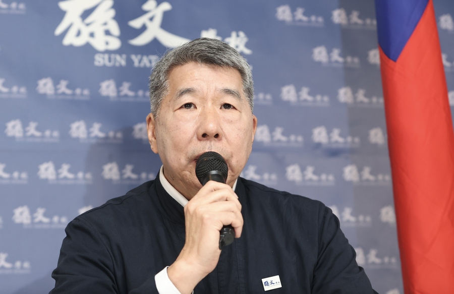 孫文學校校長張亞中11日宣布要選總統,並強調要「救」中華民國。(中央社)