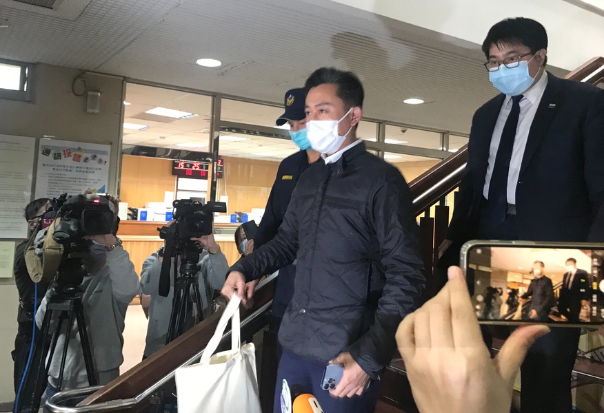 前新竹市長林智堅11日開庭結束離開台北地方法院,媒體記者蜂擁而至,一度將地院門口擠得水洩不通。(Photo by 簡嘉佑/台灣醒報)