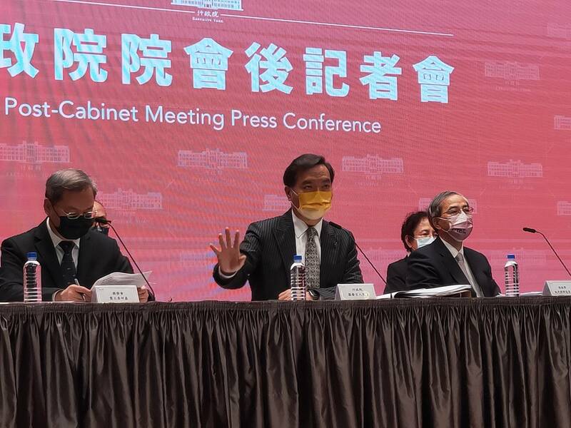 行政院12日通過普發現金的特別條例,但避談立院會期議題,僅表示若能儘快通過,會在1個月內準備好。(Photo by 呂翔禾/台灣醒報)
