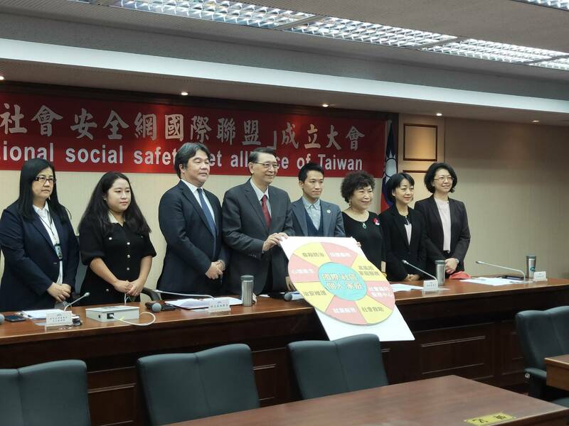 立法院12日由綠委何志偉帶領成立「台灣社會安全網國際聯盟」。(Photo by 呂翔禾/台灣醒報)