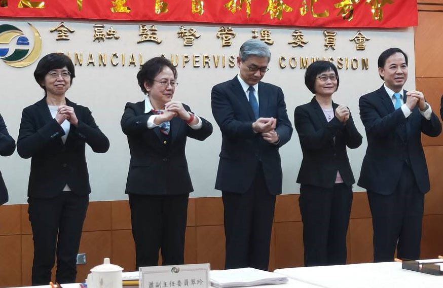 金管會主委黃天牧(中)12日與轄下機關主管共同召開新春記者會。(Photo by 呂翔禾/台灣醒報)
