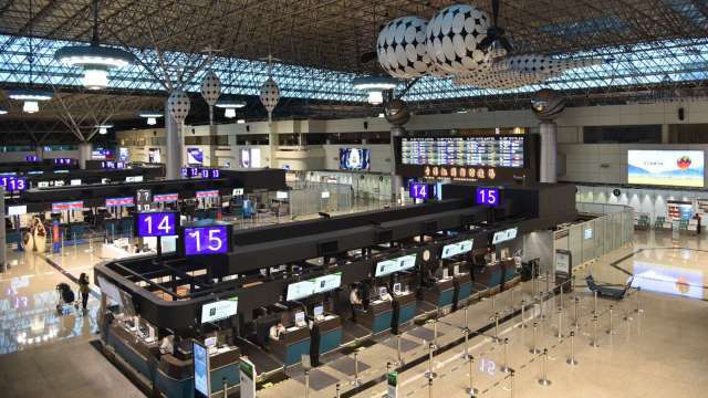 中國入境旅客陽性率僅8.2%創新低,指揮中心發言人莊人祥15日說,「第一波高峰已過!」(桃機公司)