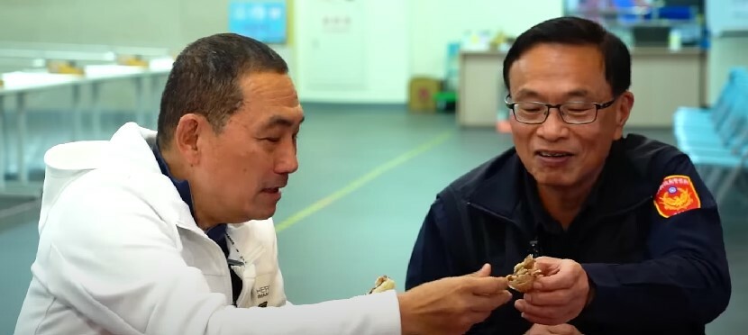 新北市長侯友宜(左)與前新北警察局長黃宗仁(右)在新北市府節目《今天好好說》大曬半世紀的好友情。(影片截圖)