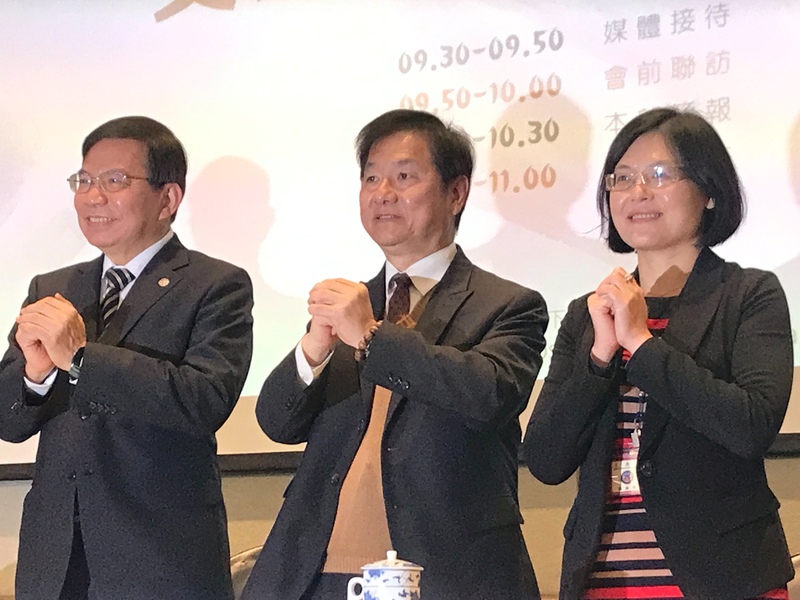 交通部長王國材(左)17日出席交通部新春記者會表示,112年度會成立專案小組,尋找專家學者協助道安不佳的縣市進行改善。(Photo by 簡嘉佑/台灣醒報)