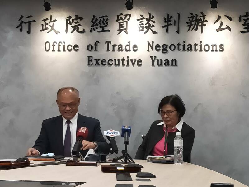 行政院政務委員鄧振中(左起)與副總談判代表楊珍妮17日晚間對外說明台美貿易談判進度。(Photo by 呂翔禾/台灣醒報)