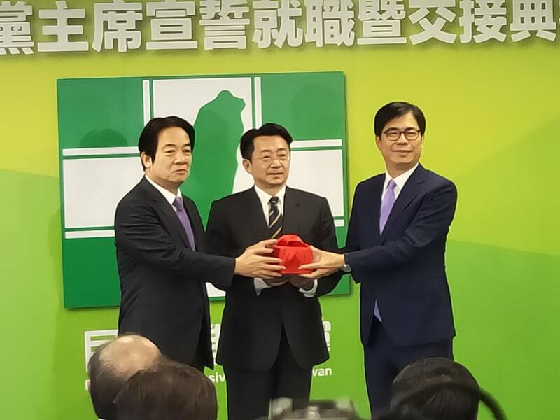 副總統賴清德18日從陳其邁手中接下民進黨主席印信。(Photo by 呂翔禾/台灣醒報)