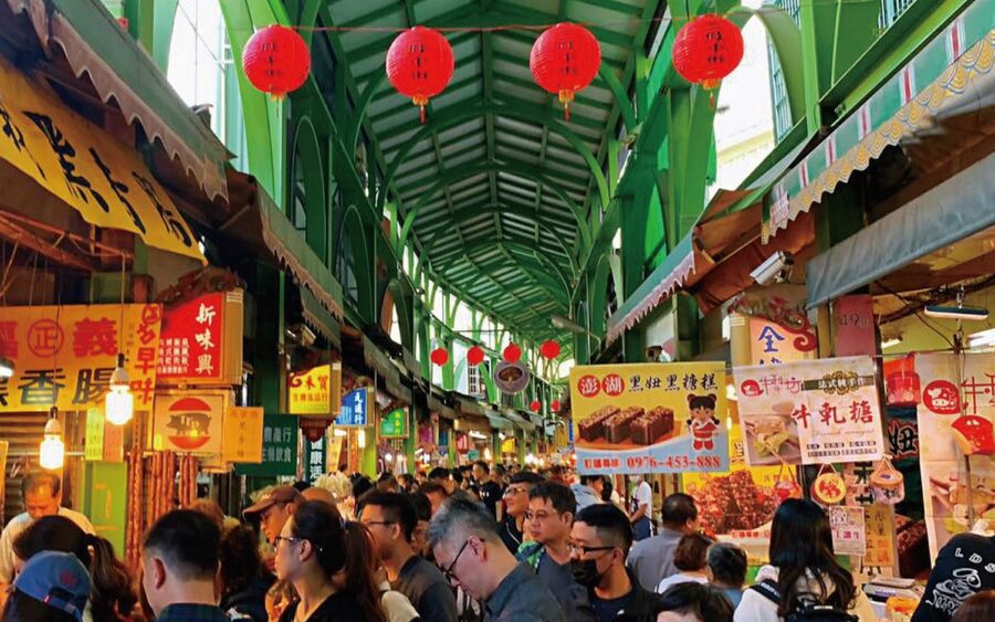 指揮中心18日表示,本土新增20678例確診個案,較上週同期下降17.7%。學者警告,疫情高峰恐在春節後。(網路截圖)
