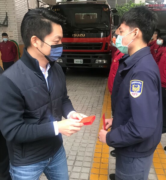 台北市長蔣萬安(左)18日逐一頒發慰勞金給消防局中崙分局的消防夥伴。(Photo by 簡嘉佑/台灣醒報)