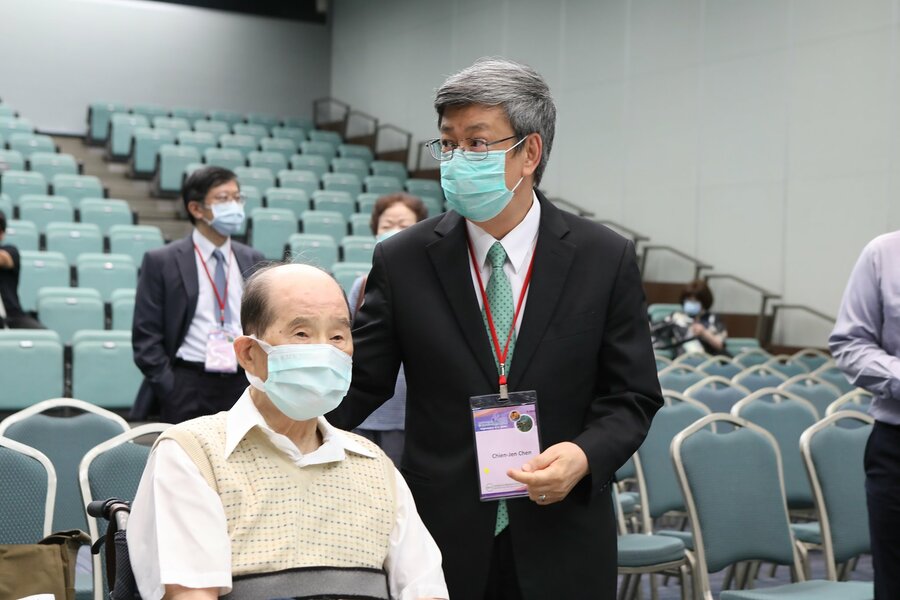 前副總統陳建仁將接任行政院長,學者指出蜜月期短,立委們則希望有主見、啟用更多女性。(陳建仁臉書)