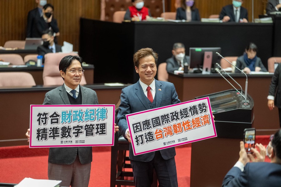 立法院開議在即,面對陳建仁新內閣,在野黨都希望儘速處理普發現金條例,還有最低工資、勞保改革等問題。(邱臣遠臉書)