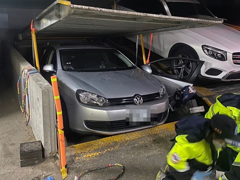 汐止停車事故現場狀況。(網路截圖)