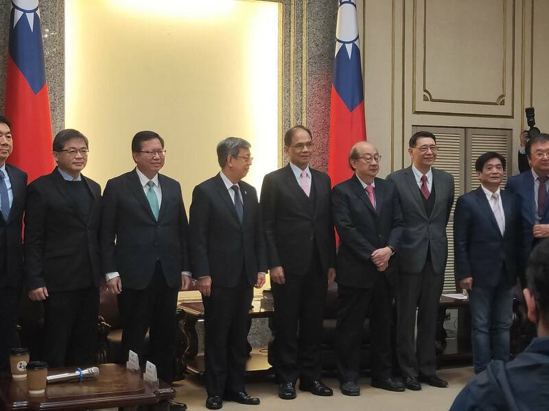 行政院長陳建仁31日前往立法院與立法院長游錫堃會面,並坦言全民還是要4月才能拿到現金。(Photo by 呂翔禾/台灣醒報)