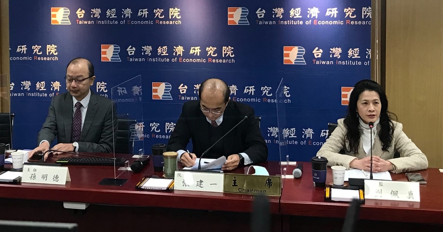台經院研究員景氣預測中心主任孫明德(左起)、台經院院長張建一、台經院研究員劉佩真31日召開景氣動調查記者會。(Photo by 簡嘉佑/台灣醒報)