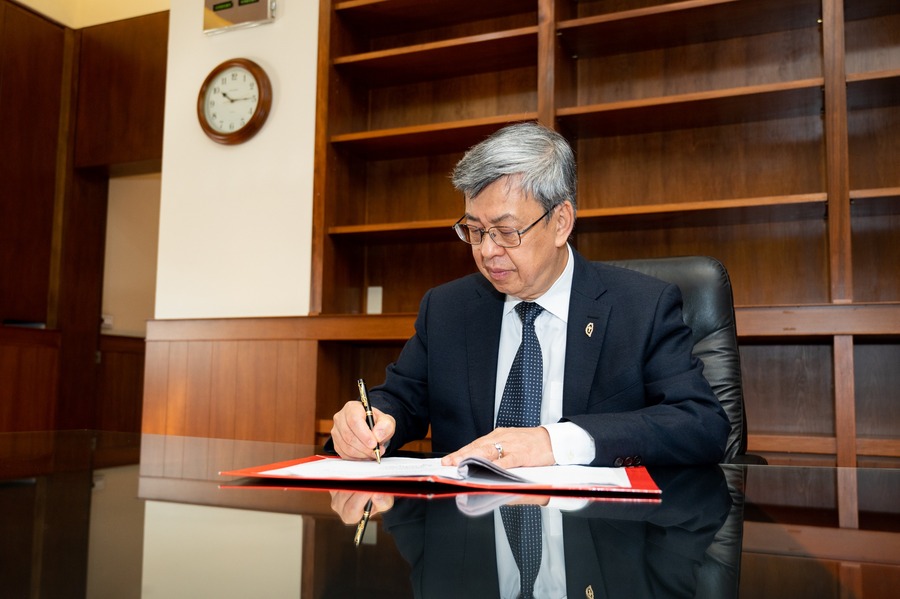 新任行政院長陳建仁強調「溫暖、堅韌」,但上任第一天受訪卻很難感受到這些特質。(陳建仁臉書)