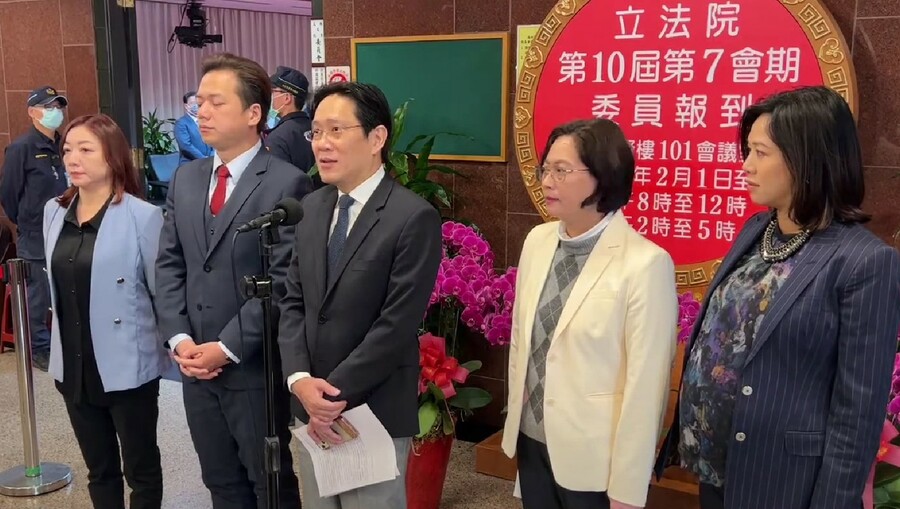 民眾黨團1日於立法院新會期召開記者會,強力監督社會安全、經濟繁榮、環境永續、居住正義、財政紀律五大面向。(直播截圖)
