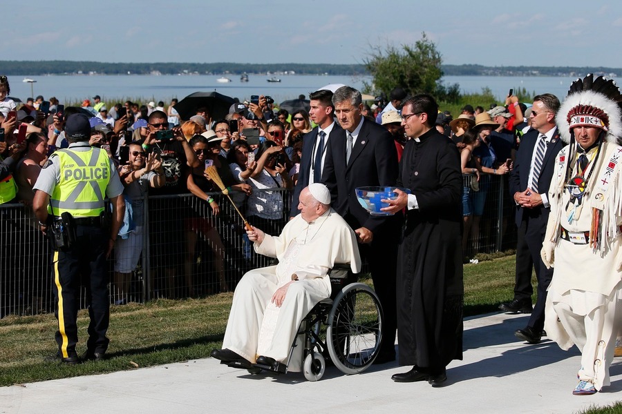 教宗方濟各1日出訪民主剛果,沿路上有許多民眾夾道歡迎。(Photo from Pope Francis FB)