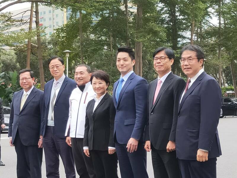 六都市長2日睽違三年出席行政院會,聊得相當愉快。(Photo by 呂翔禾/台灣醒報)