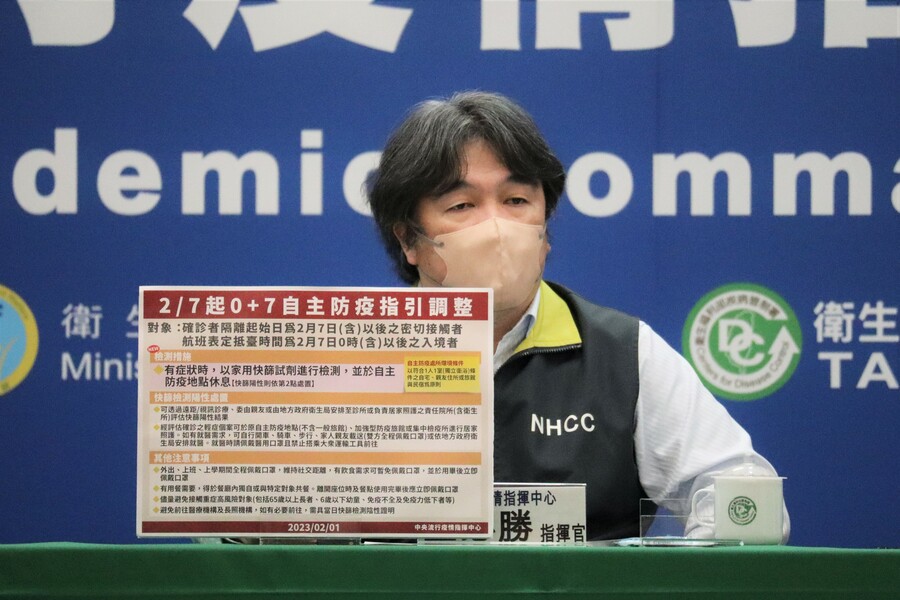 指揮中心指揮官王必勝2日表示,因為醫療量能緊繃、各部會仍需要溝通與確診數增加等狀況,口罩解封的時程會延後公佈。(指揮中心提供)