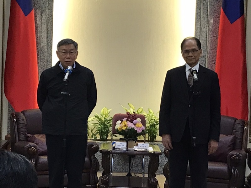 立法院長游錫堃(右)6日於立法院接見台灣民眾黨主席柯文哲(左)暨台灣民眾黨立法院黨團委員。(Photo by 簡嘉佑/台灣醒報)
