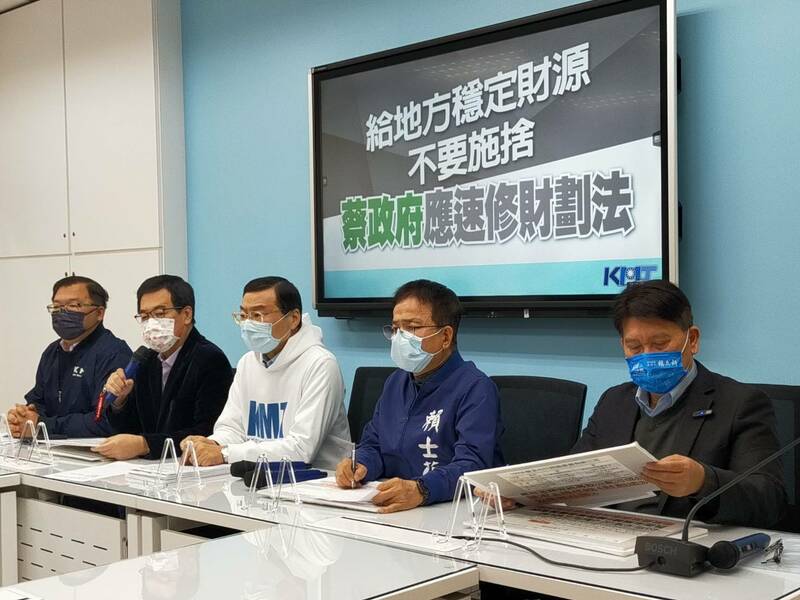 國民黨立委李維德(左起)、費鴻泰、曾銘宗與賴士葆6日共同召開記者會呼籲,儘速修訂《財劃法》。(國民黨提供)