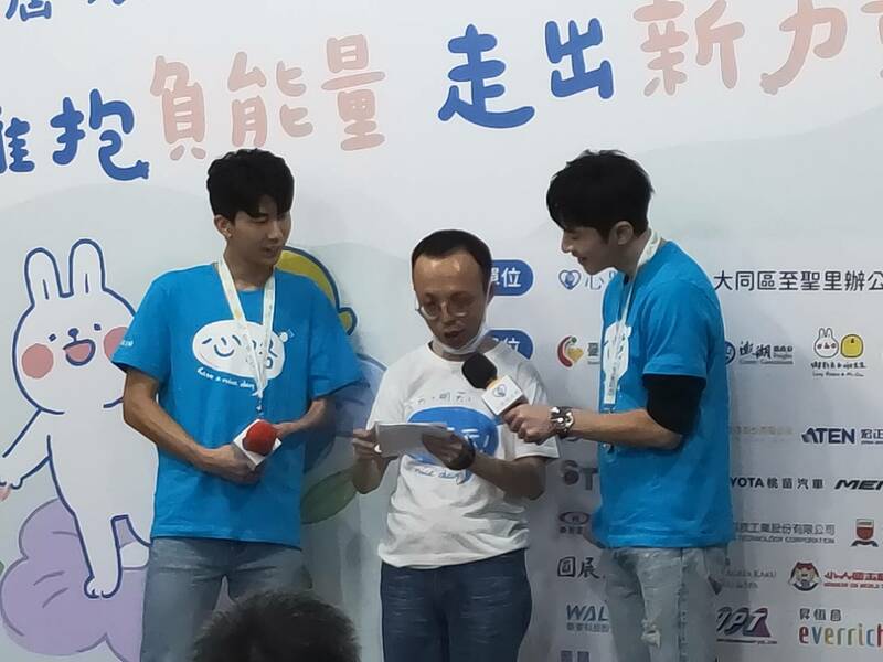 帕運羽球選手方振宇、身障朋友小聿與藝人李國毅7日出席公益活動。(Photo by 呂翔禾/台灣醒報)