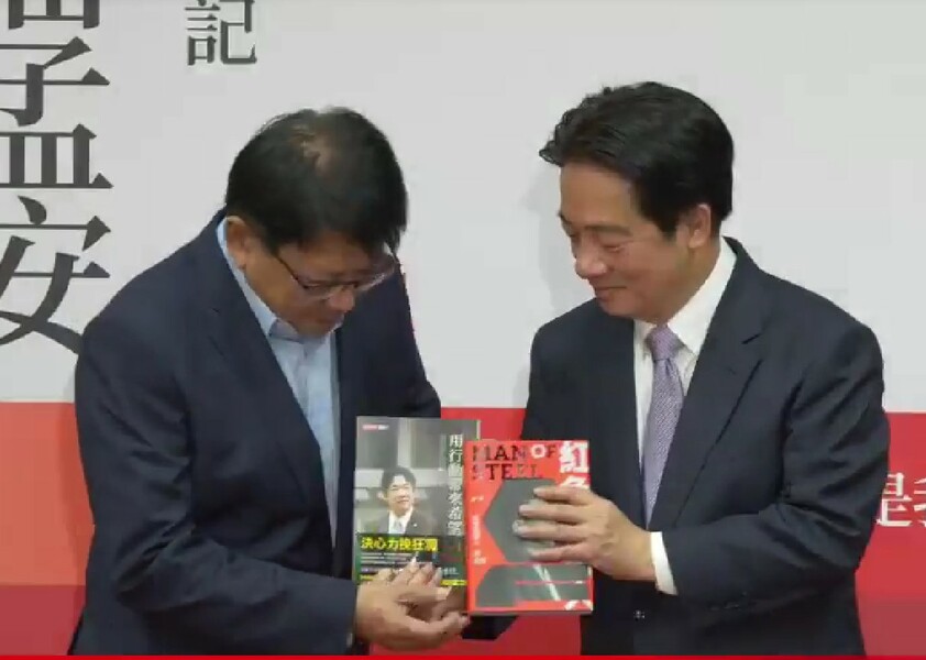 副總統賴清德(右)與前屏東前縣長潘孟安(左)9日於新書發表會顯場互贈自己的書籍。(直播截圖)