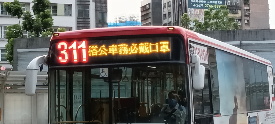 每日確診數仍在2萬上下浮動,民眾的疫苗保護力也隨著時間下降,戴上口罩仍為民眾保護自己與他人的最佳防疫方法。(Photo on Wiki Commons under C.C.)