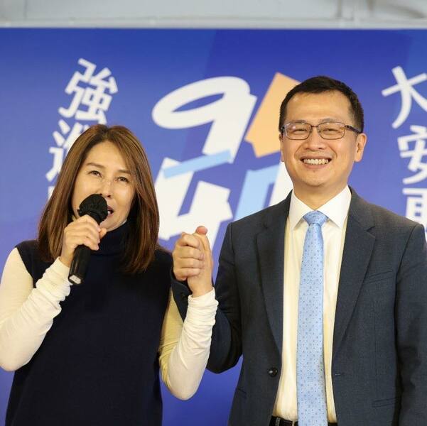 前台北市議員羅智強(右)10日宣布,參選台北市大安區立委,強調自己曾是「大安文山的議員」,並會努力為大安區爭取建設和服務。圖左為競選夥伴高金素梅。(臉書截圖)