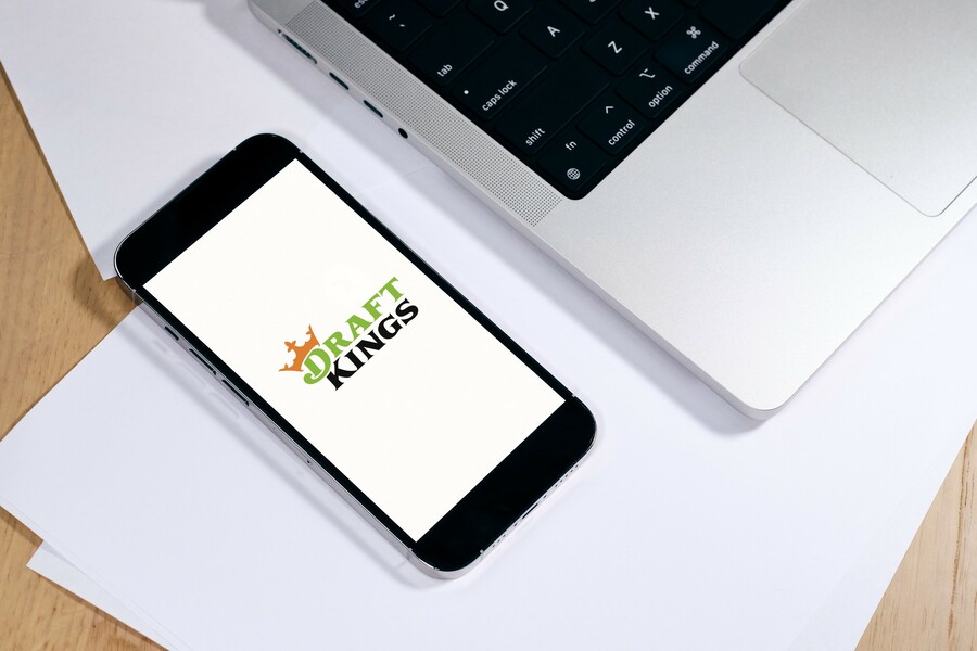 DraftKings 曾因不實廣告遭罰款。(Photo by Alpha Photo on Flickr under C.C. License)