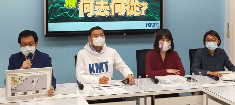國民黨立委費鴻泰(左起)、曾銘宗、謝衣鳳與吳怡玎13日召開記者會,要求政府檢討能源政策,避免台電、中油倒閉危機。(國民黨提供)