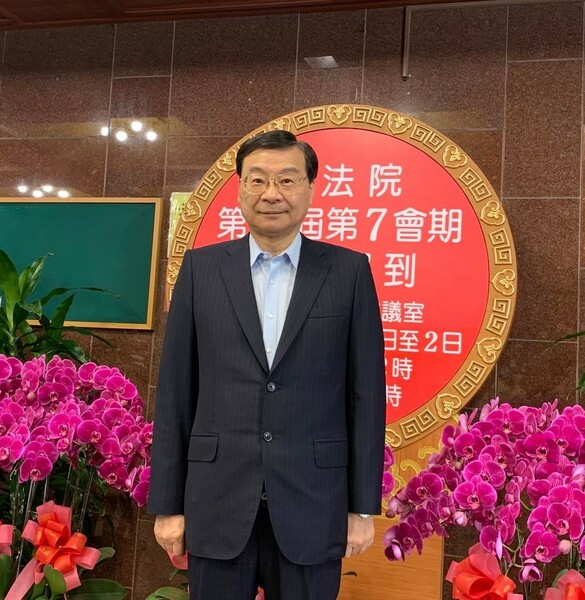 國民黨內近期,不少年輕議員以及中生代希望能接班資深立委。不分區立委曾銘宗日前也表示,準備漸漸退出政壇,不打算轉戰區域立委。(臉書截圖)