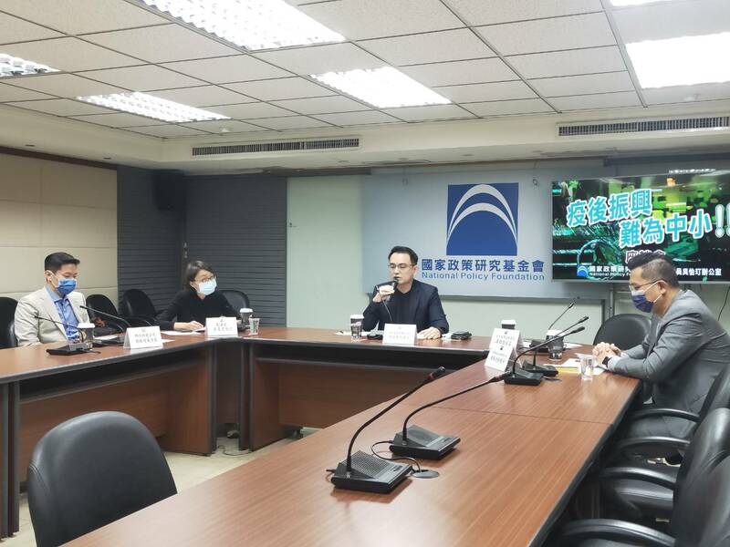 國民黨智庫15日呼籲政府的國發基金展延紓困貸款,並給未減薪企業更多獎勵。(Photo by 呂翔禾/台灣醒報)