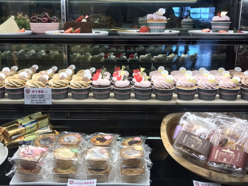 台北國際烘焙暨設備展於16日至19日於南港展覽館舉辦,現場陳列了各式各樣的糕點麵包。(Photo by 簡嘉佑/台灣醒報)