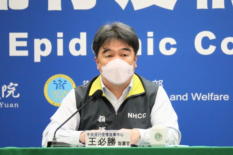 疫情持續降溫,新冠肺炎是否降級?指揮中心指揮官王必勝16日表示,降級是最後階段。(指揮中心提供)