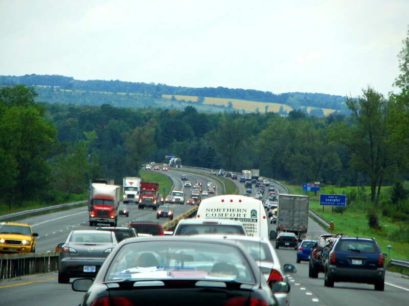 馬路上的車輛是排放污染的主要來源之一。(Photo Michael on Flickr used under Creative Commons license)