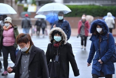 中央氣象局預報員趙紘表示,19日開始都東北季風增加加上冷氣團影響,全台持續降溫,21日晚上出現最低溫。(中央社)