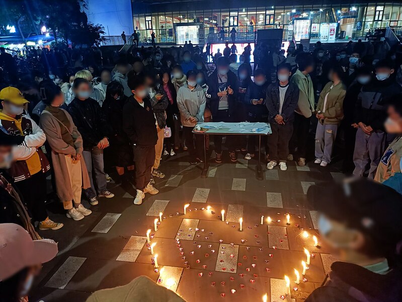 成都西南交通大學的學生舉辦的燭光紀念儀式,哀悼烏魯木齊火災事件。(Photo on Wiki Commons)