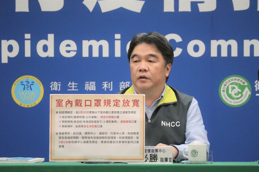 指揮中心指揮官王必勝20日表示,大眾交通工具與醫療長照場所仍「強制」戴口罩,包括公共運具的付費區或管制區亦然。(指揮中心提供)