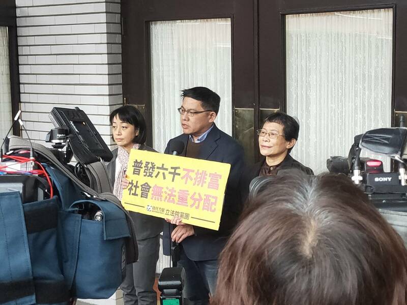 時代力量21日在《特別預算》表決前,於議場門口呼籲各黨增加排富條款。(Photo by 呂翔禾/台灣醒報)