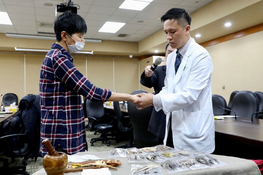 傳統醫學部醫師盧禾潾21日於現場示範關節鬆動術及正骨手法,舒緩病患的疼痛狀況。(台北榮民總醫院提供)