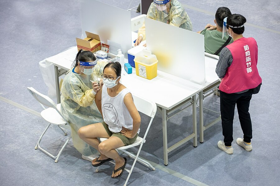 指揮中心發言人羅一鈞22日接受媒體訪問也表示,若維持近期每天近20%的降幅,下周有望跌破萬例。(Photo on Wiki Commons)