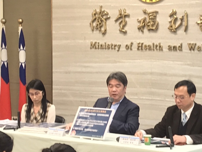 食藥署署長吳秀梅(左起)、衛福部政務次長王必勝與健保署署長石崇良27日召開記者會說明衛福部的缺藥應對機制。(Photo by 簡嘉佑/台灣醒報)