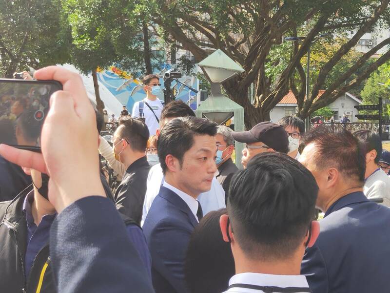 台北市長蔣萬安28日在228活動致詞時,有民眾衝入會場,引發一陣騷動。(Photo by 呂翔禾/台灣醒報)