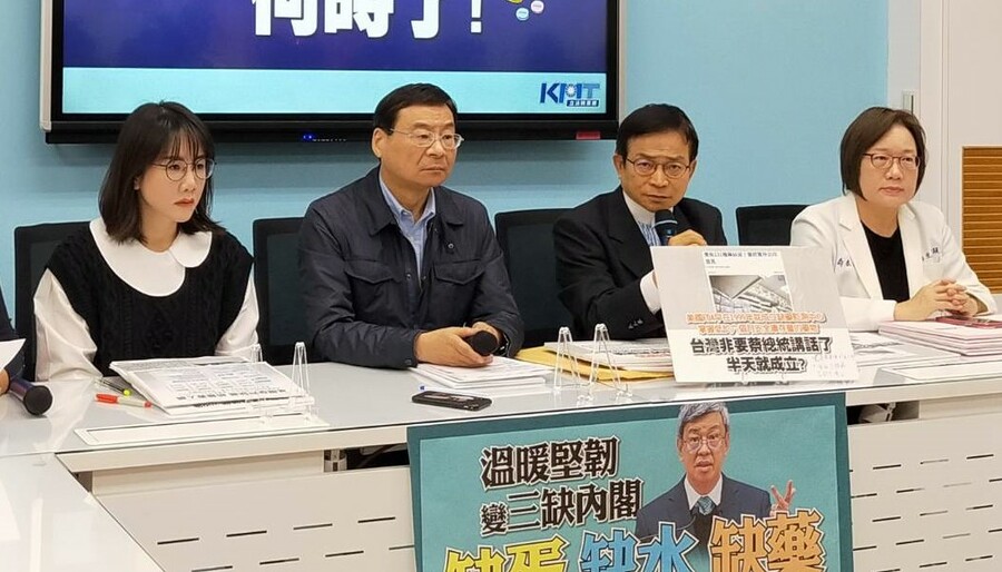 國民黨立委謝衣鳳、曾銘宗與賴士葆與台灣藥品行銷暨管理學會發言人沈采穎1日於記者會探討台灣目前的缺藥問題。(國民黨提供)