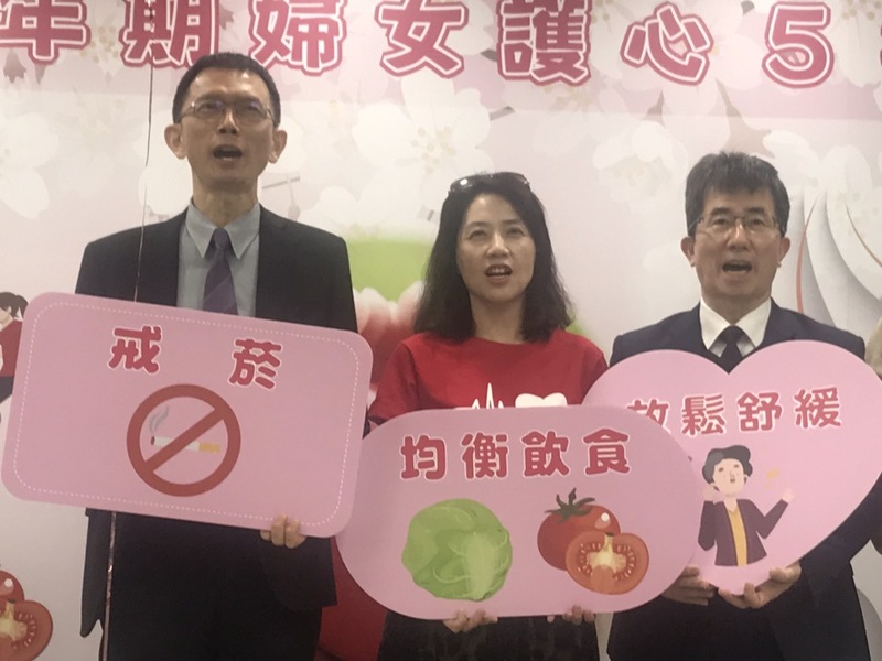 馬偕紀念醫院總院副院長葉宏一(左起)、國健署副署長魏璽倫與台灣更年期健康學會執行長李奇龍2日於記者會表示,更年期女性。(Photo by 簡嘉佑/台灣醒報)