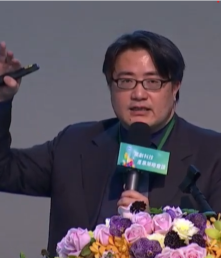 台北市立關渡醫院院長陳亮恭6日指出,目前政府對長照產業限制多,政府應鬆綁法規,才能吸引更多投資。(直播截圖)