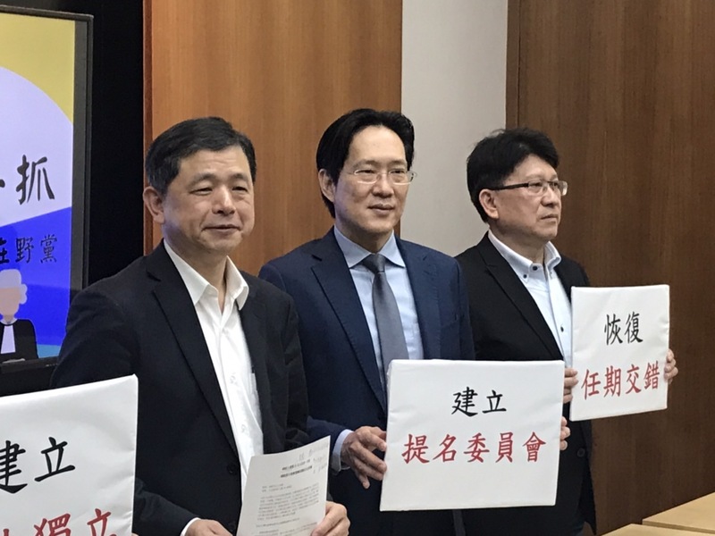 台灣陪審團協會理事長鄭文龍(左起)、民眾黨立委張其祿與國民黨立委林思銘9日控訴,15名大法官皆由同一名總統提名的狀況已經有違憲的疑慮。(Photo by 簡嘉佑/台灣醒報)
