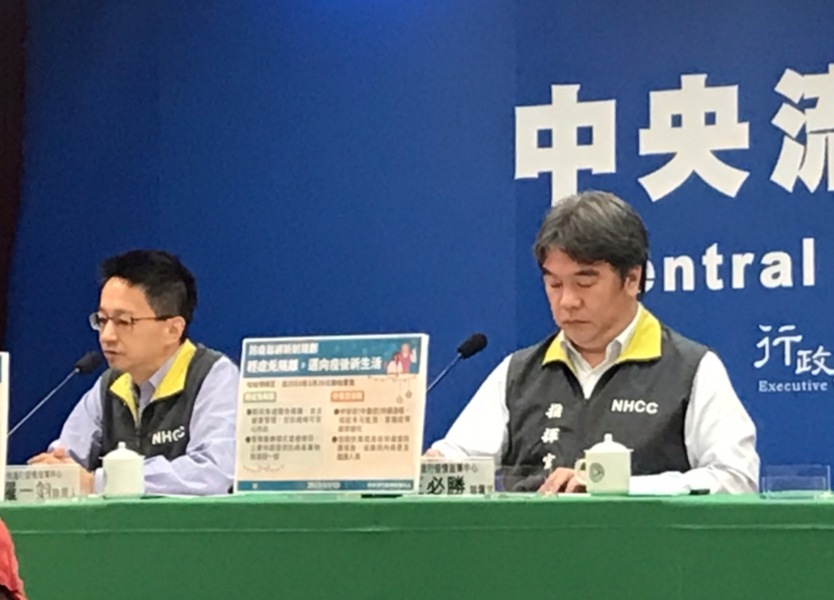 指揮中心指揮官王必勝(右)說,考量疫情趨緩,20日從原本「5+N」(居家隔離5天)改為「0+N」,輕症個案將無須通報,也不用隔離。(Photo by 簡嘉佑/台灣醒報)