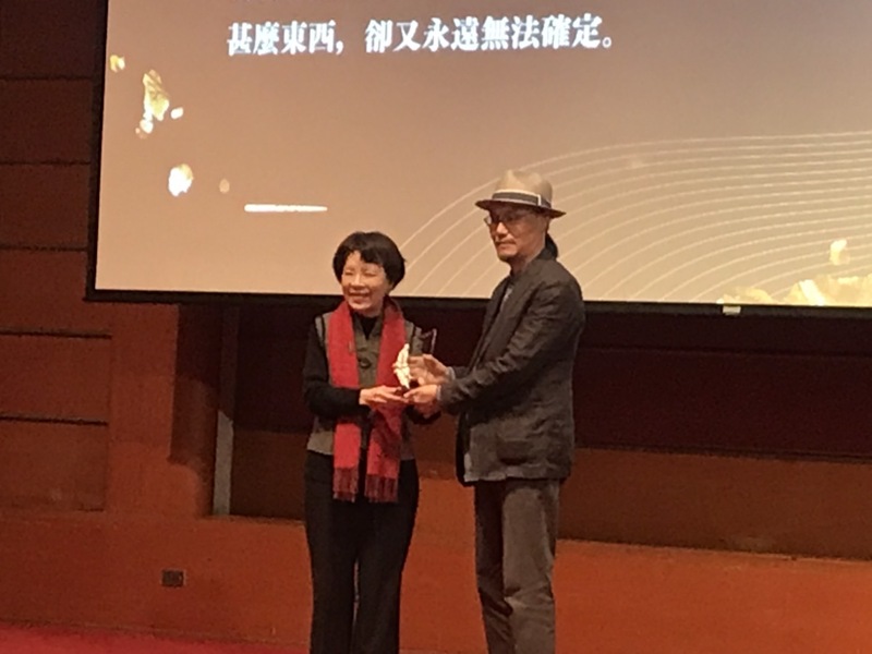 本次獲得梁實秋散文獎首獎的作家董啟章(左)12日於現場演講說,寫文章除了要有一貫的格調,也要有廣泛的興趣與靈活的筆法。(Photo by 簡嘉佑/台灣醒報)